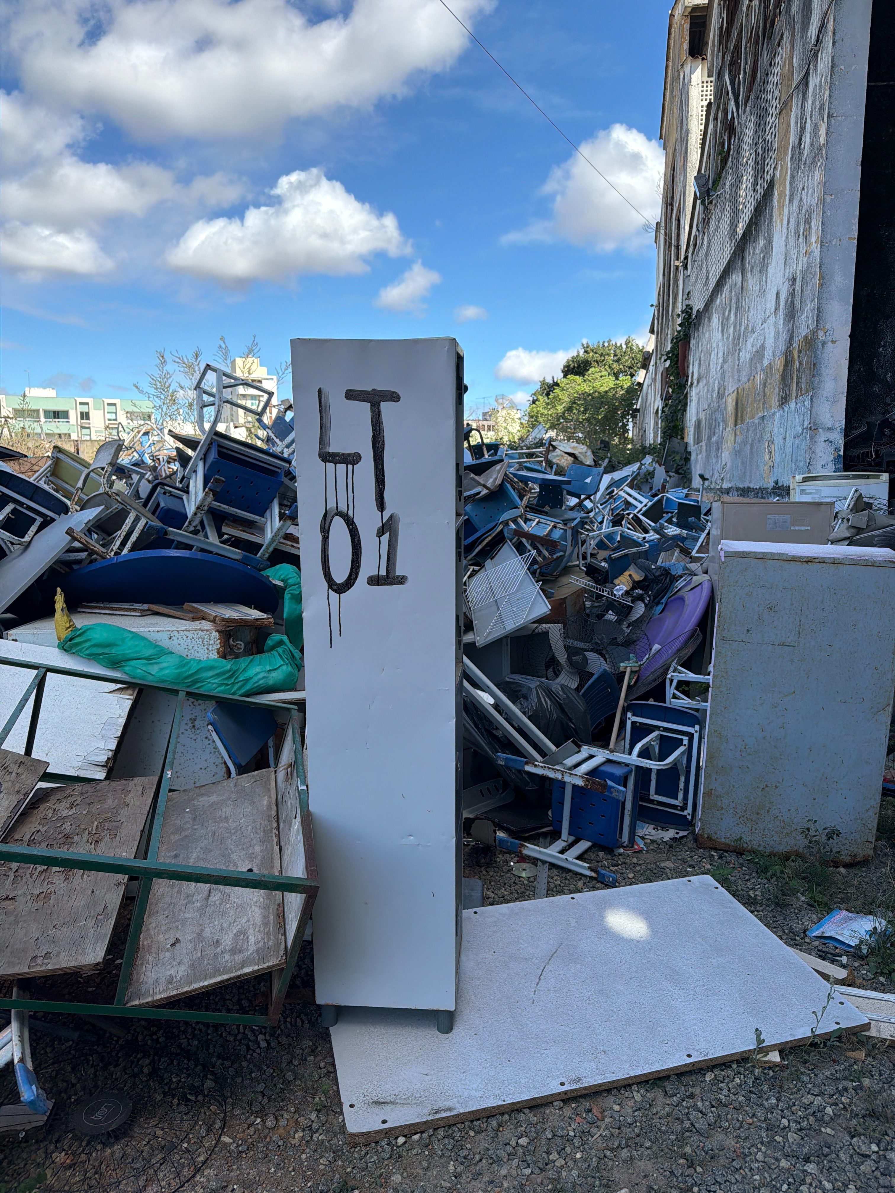 Foto de SUCATA DE CADEIRAS, MESAS DE FERRO E MADEIRA, BRINQUEDOS INFANTIL, ESTANTE DE ARMARIO DE AÇO