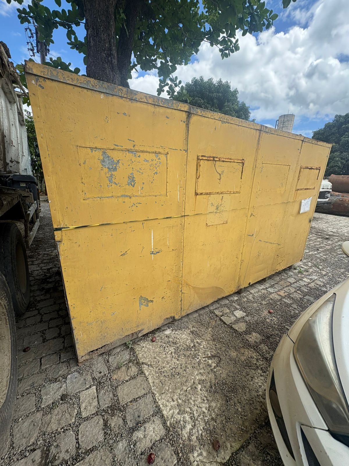 Foto de SUCATA DE 1( UM) CONTÊINER DE FERRO GALVANIZADO
