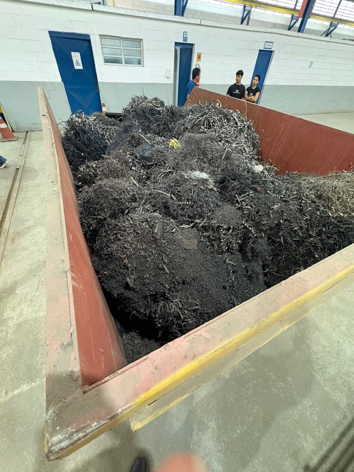Foto de SUCATA MISTA FERROSA, LIMALHA DE FERRO E 05 DISJUNTORES.