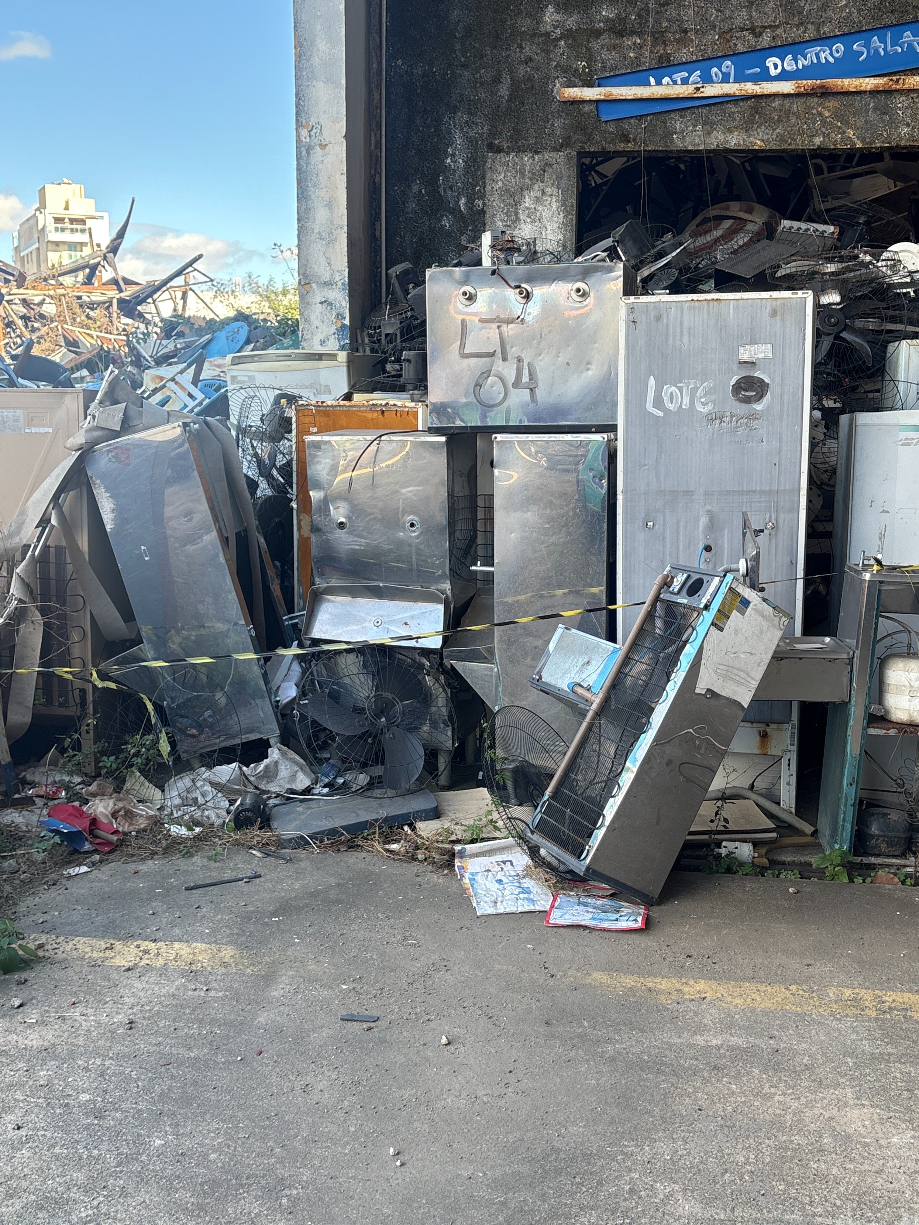 Foto de SUCATA DE GELADEIRAS, BEBEDOUROS,REFRIGERAÇÃO, ARMARIO DE AÇOS, VENTILADORES (SE ENCONTRA EM CIMA DAS GELADEIRAS)