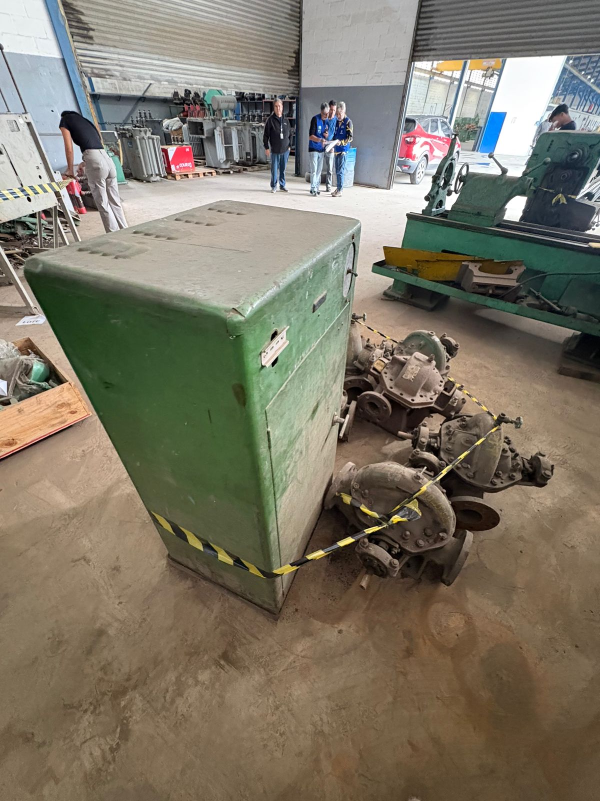 Foto de SUCATA DE BOMBAS E MAǪUINA DE REBOBINAR MOTOR